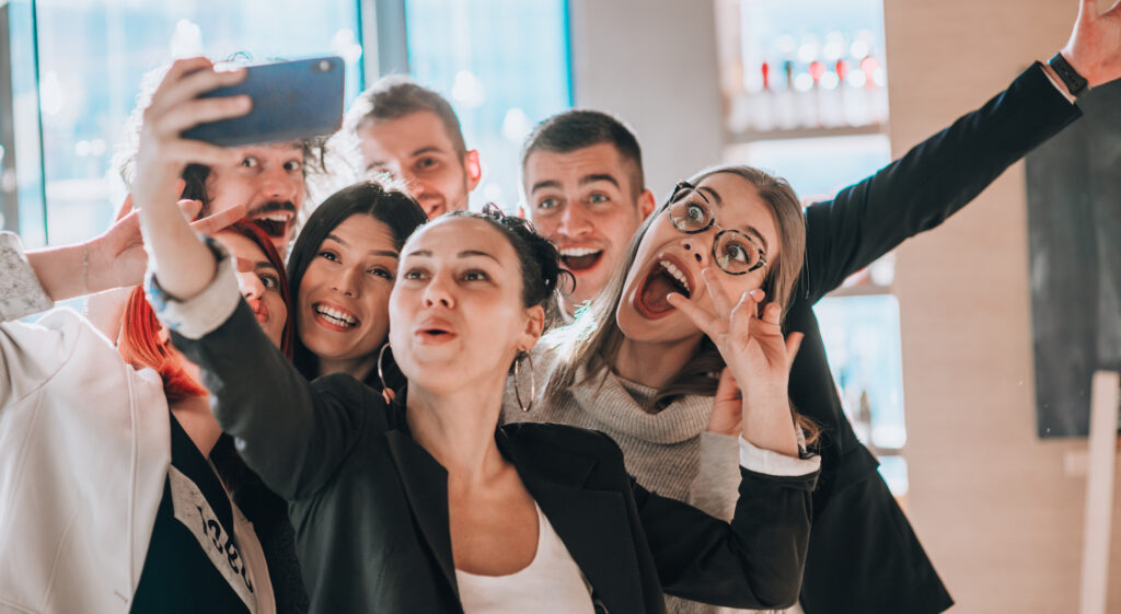 how to take a group selfie